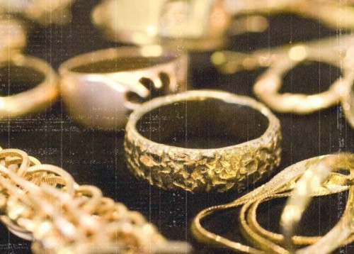 Florida men steal $500,000 in jewellery after cutting hole in bathroom wall