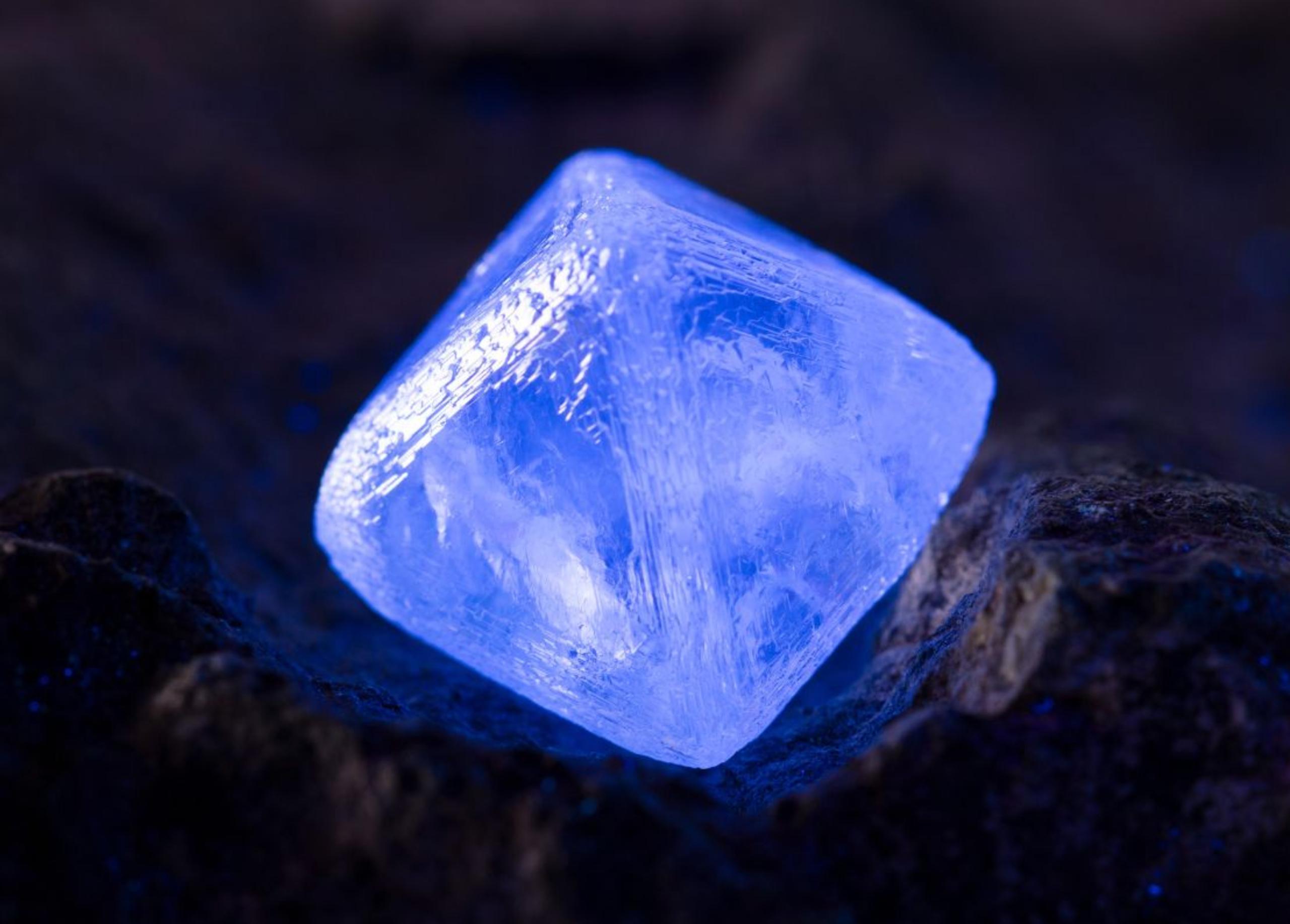 De Beers Brings Glowing Diamonds to Frieze Masters