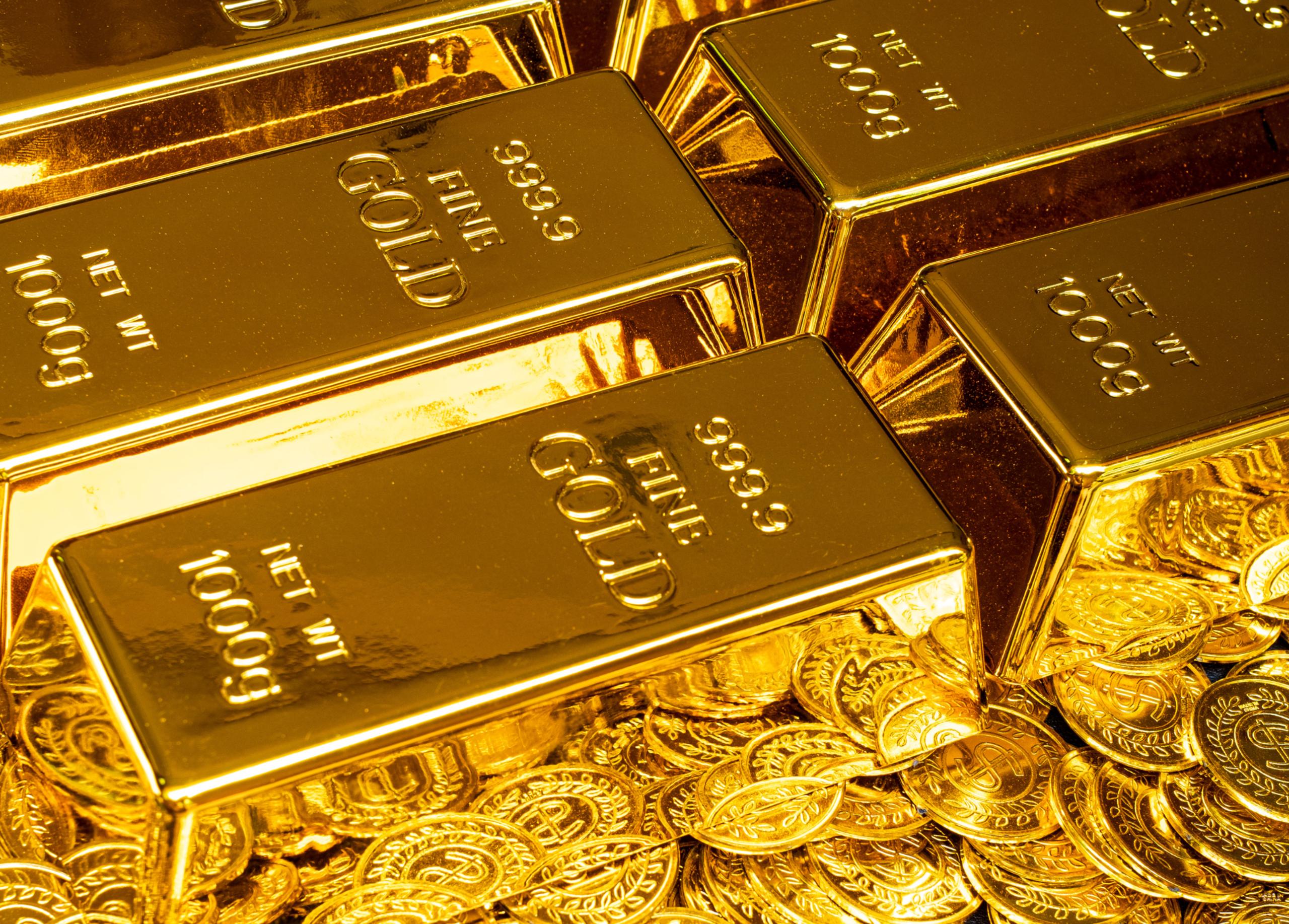 Gold Gains as Weaker Dollar and Oil Put US Inflation in Focus