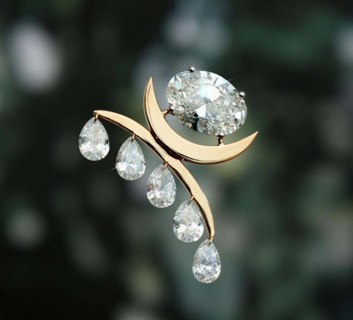 NOMIS R. Asawa single earring in yellow gold with one oval and five suspended pear-cut lab-grown diamonds