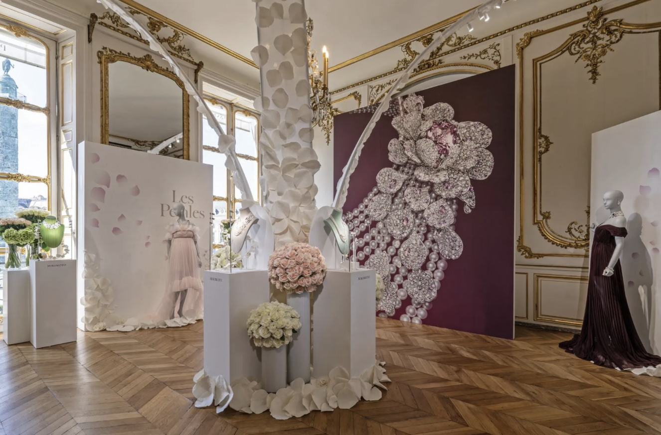 Les Pétales exhibition in Paris