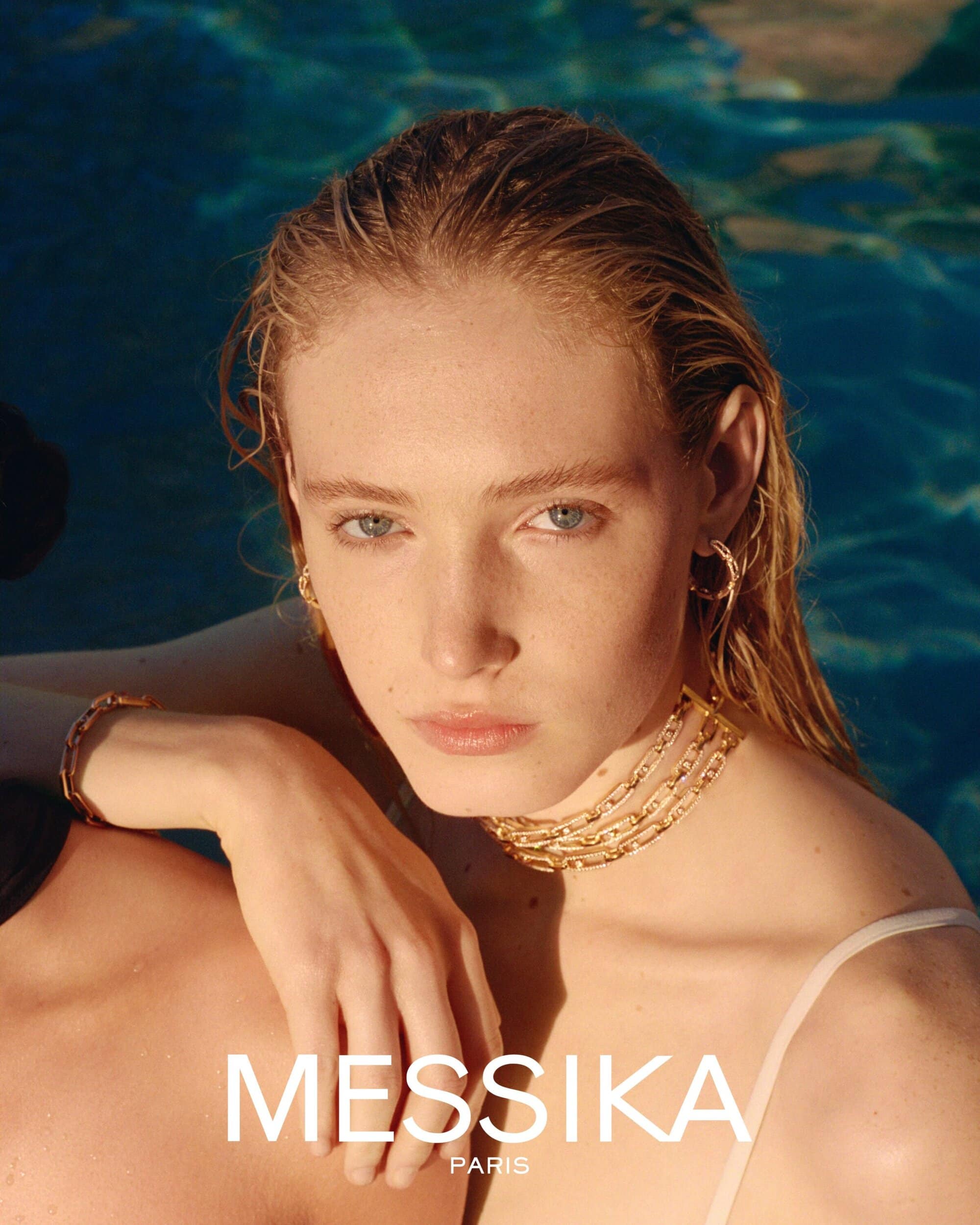 Wet hair, bare shoulders, and golden chains — model Dirx wears Messika’s Move Link collection in a sun-drenched moment of strength and stillness. Photo © Juliette Abitbol for Messika