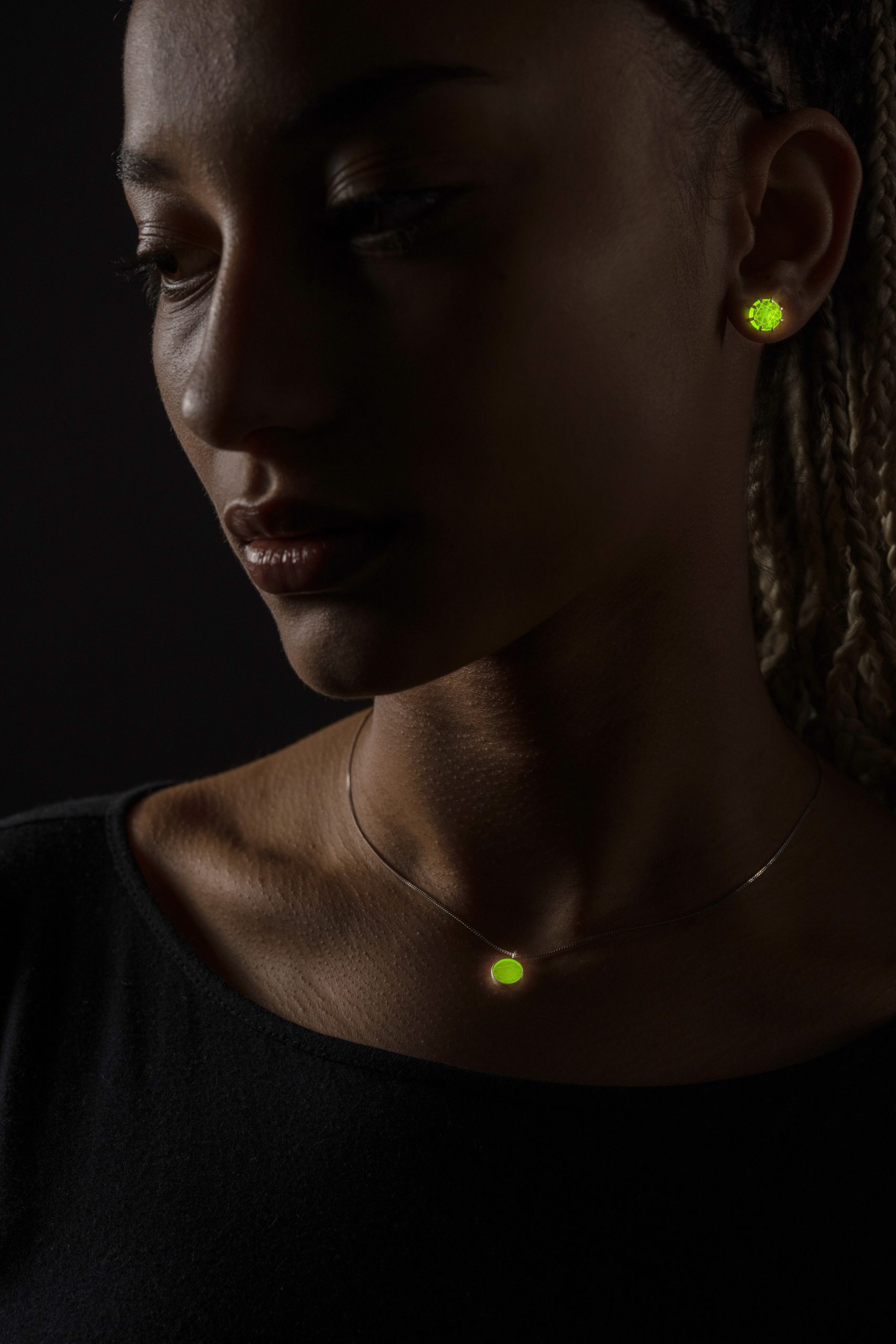 Neo-Gemstones that glow with their own light — these phosphorescent earrings and pendant by Sofie Boons absorb energy and emit a quiet, otherworldly glow. Jewellery that doesn’t just sparkle — it responds.