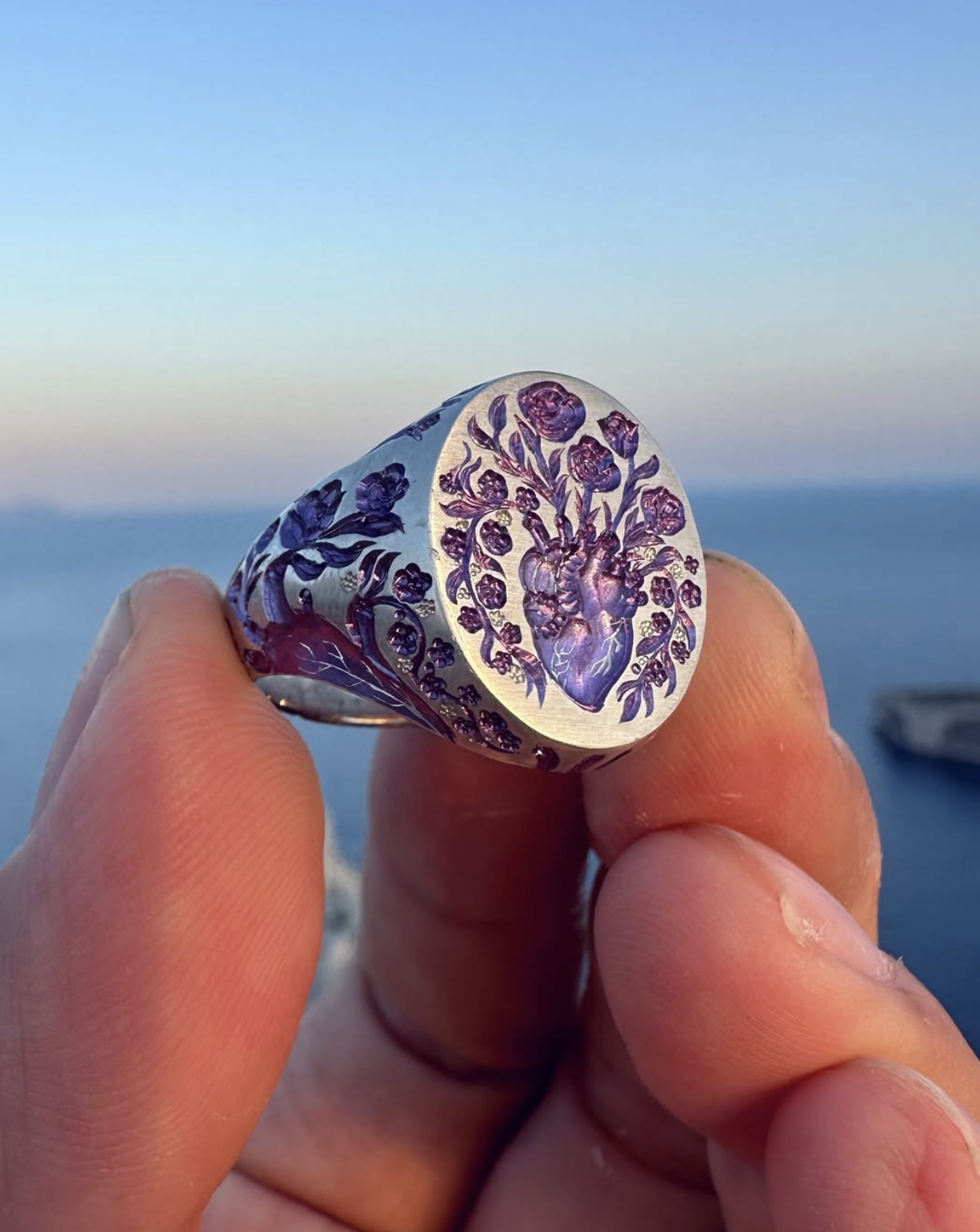 A purple heart signet ring in white gold