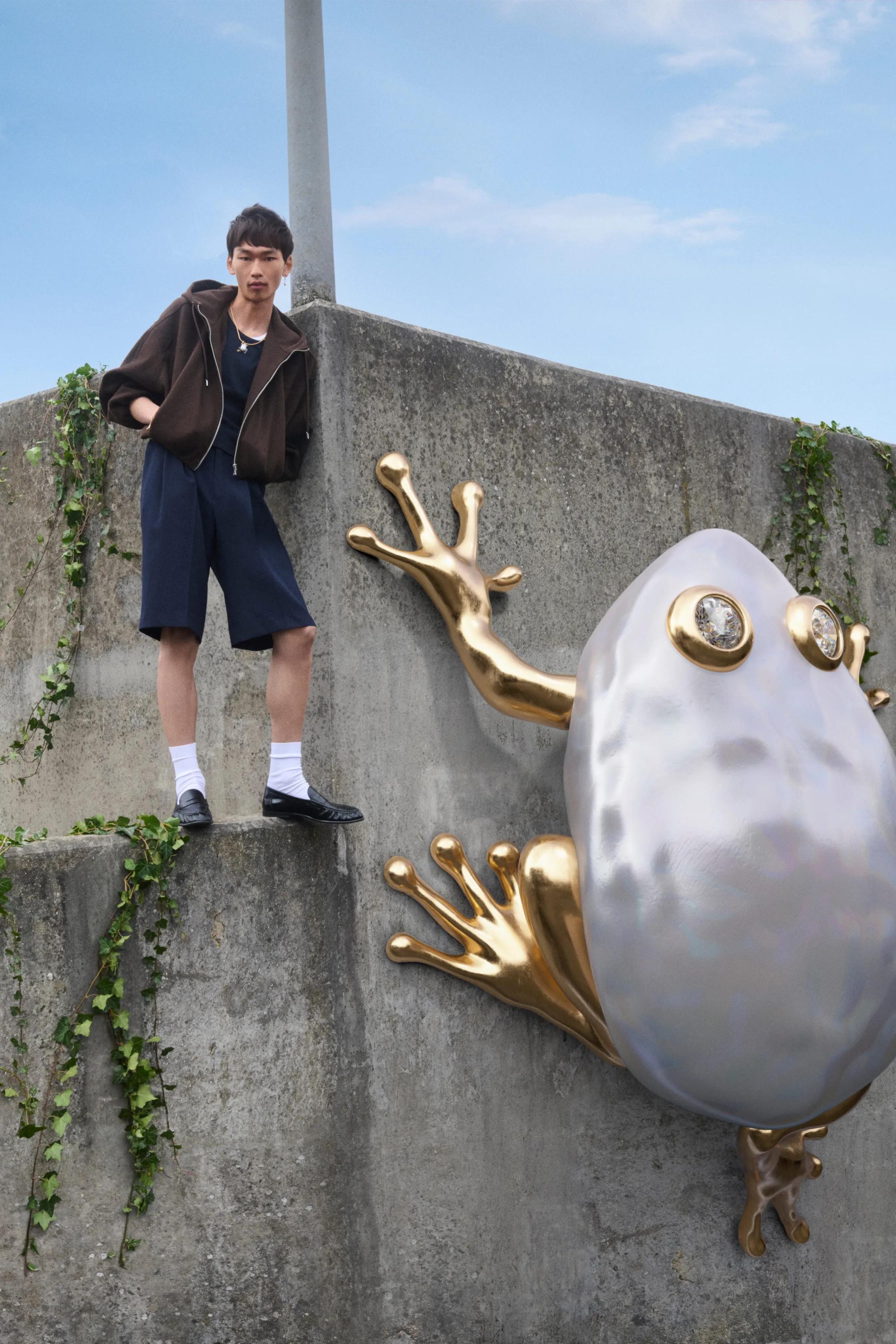 Model wearing jewellery from the Pandora Wonders collection beside a giant pearl-inspired frog installation promoting the freshwater pearl collection.
