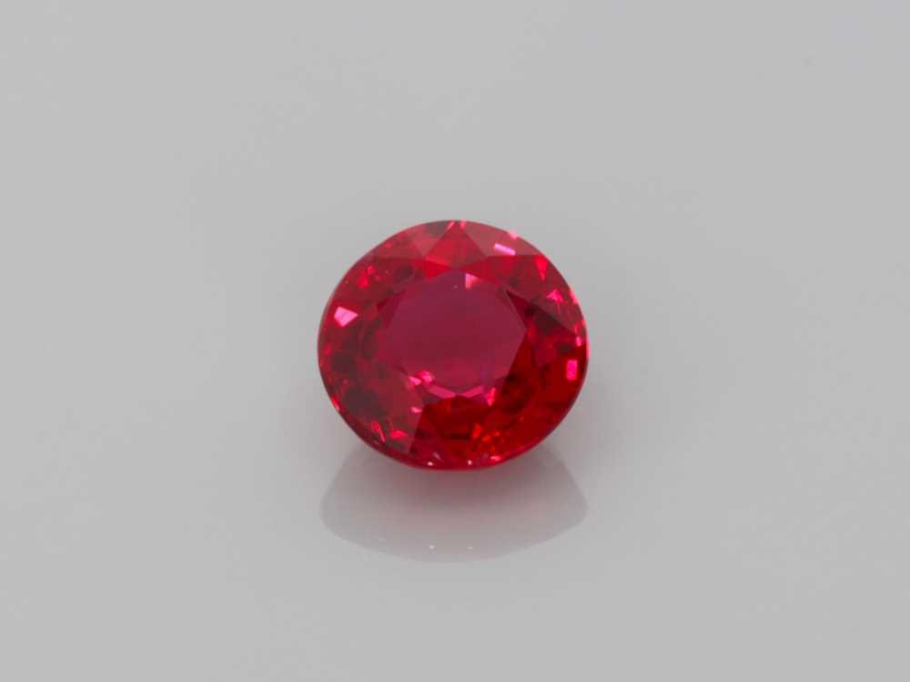 1ct no heat Burmese pigeon blood ruby with vivid red colour sourced by CR Gems.