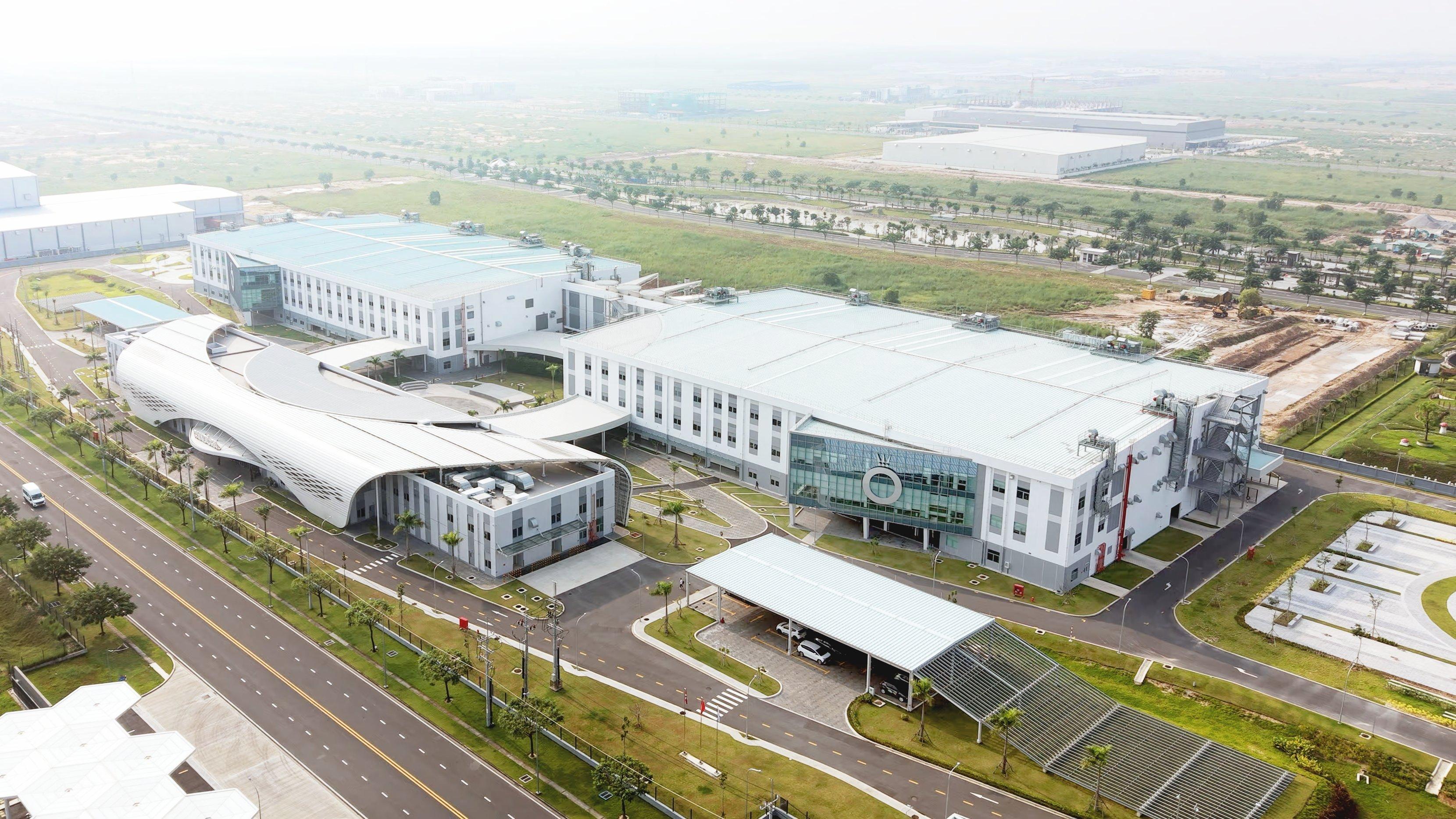 Aerial view of Pandora’s large modern jewellery crafting facility, with white production buildings, landscaped grounds and surrounding roads